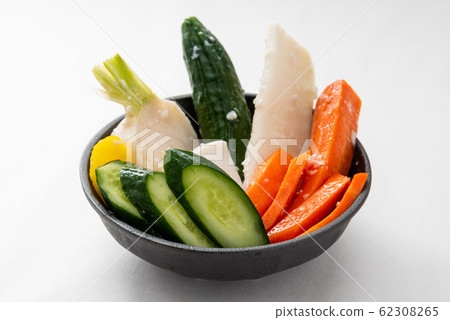 Three hundred and eight pickles 62308265