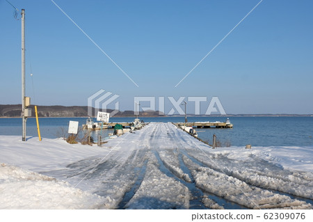 Lake Ogawara in winter Lake Ogawara in winter 62309076
