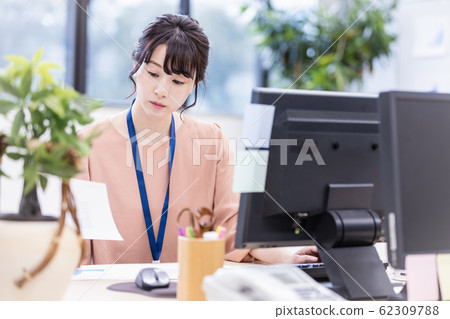 女性商務Deskwork 62309788