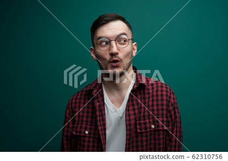 Portrait of a funny young interested man 62310756