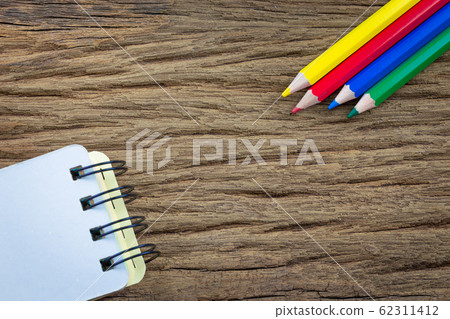 Color pencil and notepad on a wood grain Color pencil and notepad on a wood grain 62311412