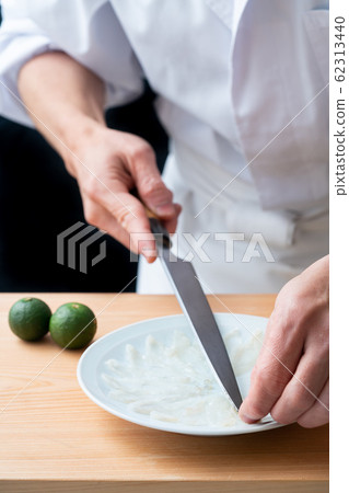 在製作河豚的盤子前面 62313440