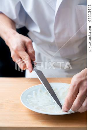 在製作河豚的盤子前面 62313441
