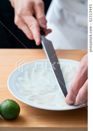 In front of the plate where the blowfish is made In front of the plate where the blowfish is made 62313443