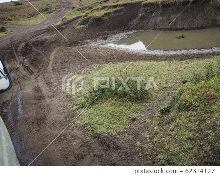 在雨季的非洲路 62314127