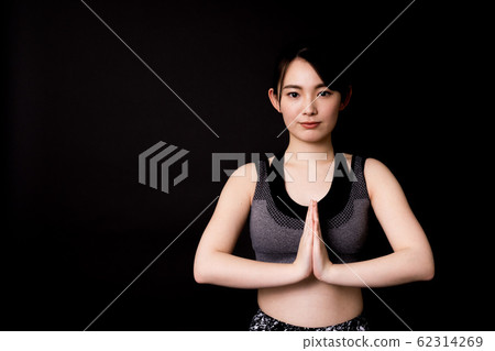 Young woman (fitness, black background, sportswear, gassho) 62314269