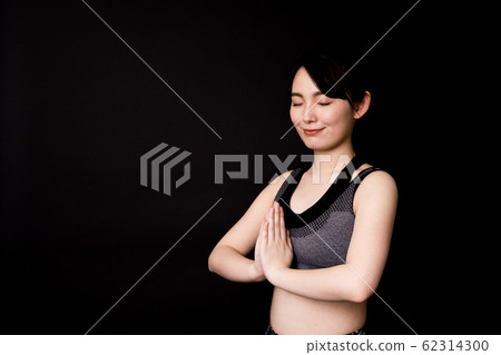 Young woman (fitness, black background, sportswear, gassho) 62314300