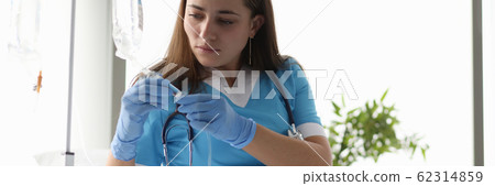 Concentrated female doctor in clinic 62314859