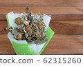 Withered roses on wood floor 62315260