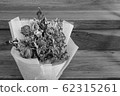 Withered roses on wood floor, Black&White 62315261