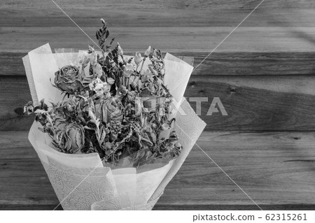 Withered roses on wood floor, Black&White Withered roses on wood floor, Black&White 62315261
