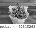 Withered roses on wood floor, Black&White 62315262