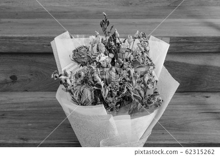 Withered roses on wood floor, Black&White 62315262