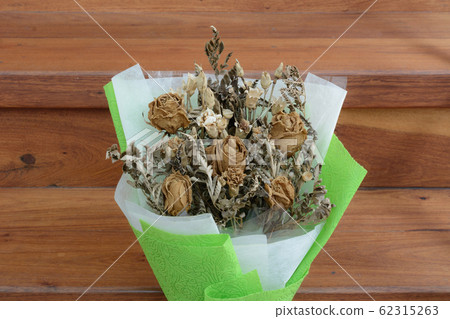 Withered roses on wood floor 62315263