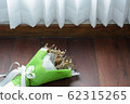 Withered roses on wood floor 62315265