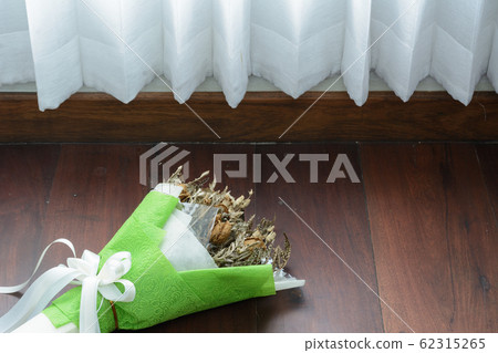 Withered roses on wood floor 62315265