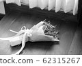 Withered roses on wood floor, Black&White 62315267