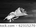 Withered roses on wood floor, Black&White 62315270