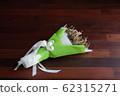 Withered roses on wood floor 62315271