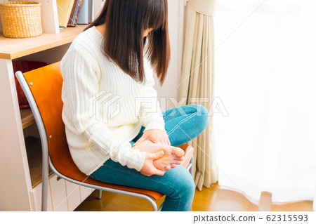 A woman rubbing her feet Fatigue Push points Cold 62315593