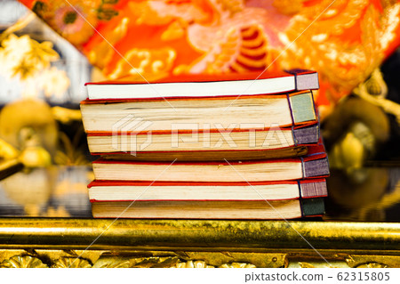 佛壇上的經書 62315805