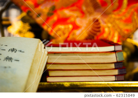 佛壇上的經書 62315849