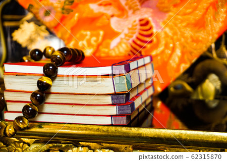 佛壇上的經書 62315870
