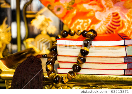 The sutra book on the Buddhist altar 62315871