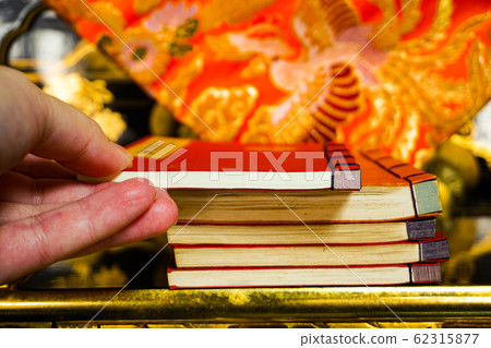 佛壇上的經書 62315877