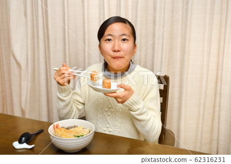 女孩吃除夕蕎麥麵（除夕） 62316231