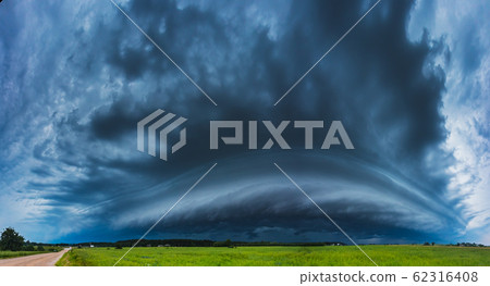 Storm clouds with shelf cloud and intense rain 62316408