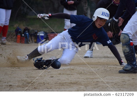 Boys baseball runner stolen base 62317209