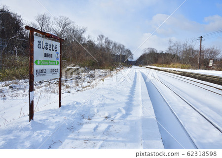 Photographing the snow scene of Morimachi JR Oshima Sunabara Station in winter in Hokkaido 62318598