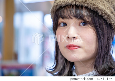 Tourist cheerful and bright woman 62319176