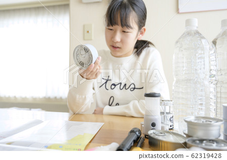 Inspection of emergency supplies (confirmation of the shelf life of cans) 62319428
