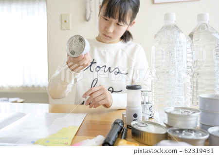 Inspection of emergency supplies (confirmation of the shelf life of cans) 62319431