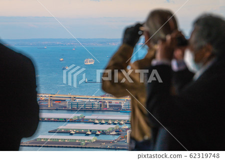 日本的橫濱城市景觀:新的冠狀病毒,遊客觀看橫濱港附近遊輪上的檢疫工作= 4天 日本的橫濱城市景觀:新的冠狀病毒,遊客觀看橫濱港附近遊輪上的檢疫工作= 4天 62319748