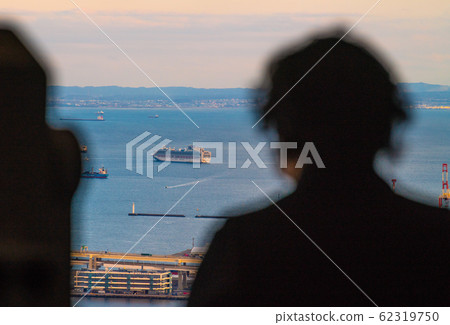 Yokohama cityscape in Japan: New coronavirus, tourists watching quarantine work on cruise ships off Yokohama Port = 4 days Yokohama cityscape in Japan: New coronavirus, tourists watching quarantine work on cruise ships off Yokohama Port = 4 days 62319750