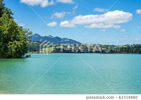 weissensee lake in the bavarian alps near fuessen, allgaeu, bavaria, germany weissensee lake in the bavarian alps near fuessen, allgaeu, bavaria, germany 62319860