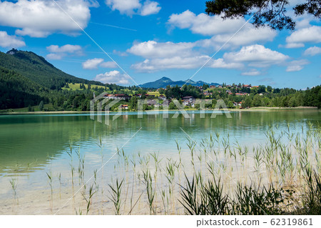 weissensee lake in the bavarian alps near fuessen, allgaeu, bavaria, germany weissensee lake in the bavarian alps near fuessen, allgaeu, bavaria, germany 62319861