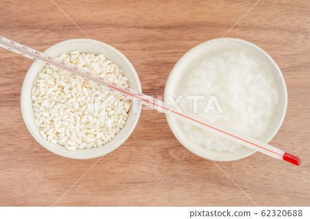 Process picture of making amazake: dried koji, porridge, thermometer Process picture of making amazake: dried koji, porridge, thermometer 62320688