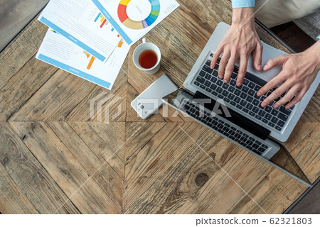 擊中膝上型計算機的男性手 擊中膝上型計算機的男性手 62321803