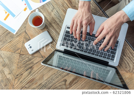 擊中膝上型計算機的男性手 擊中膝上型計算機的男性手 62321806