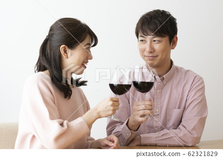 男人和女人用紅酒敬酒 男人和女人用紅酒敬酒 62321829