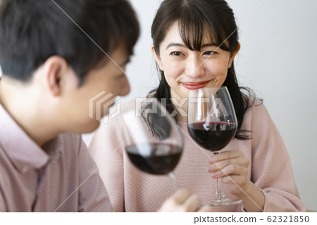 男人和女人戴著酒杯 62321850