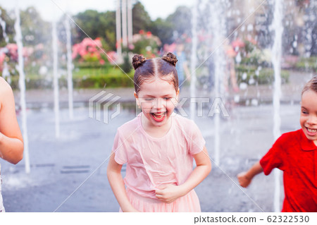 Loud kids laughter in a city fountain 62322530