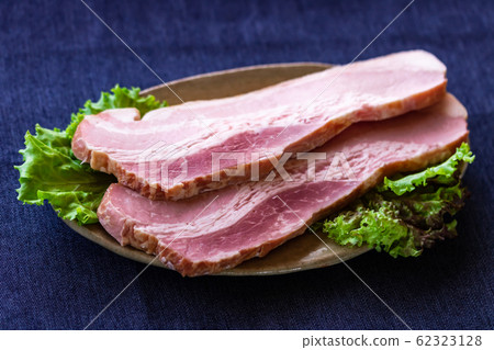 Thick cutting bacon 62323128