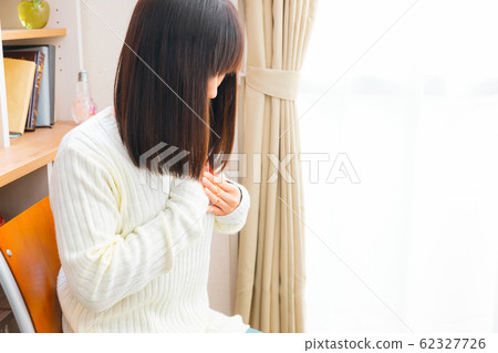 Women who hold their chest chest pain breathlessness various diseases 62327726