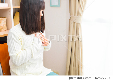 女人抱著胸口胸口氣喘吁籲各種疾病 女人抱著胸口胸口氣喘吁籲各種疾病 62327727