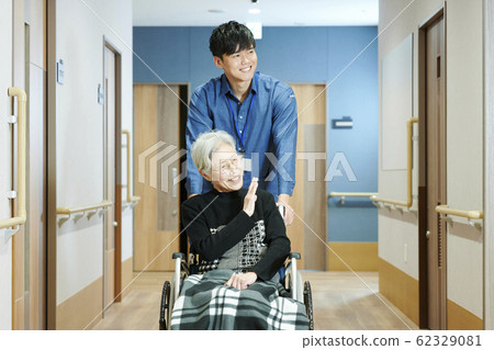 Caregiver caregiver senior Caregiver caregiver senior 62329081
